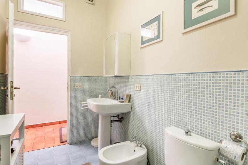 GuestHost - Mercato di Sant'Ambrogio Cozy Apartment - image 9