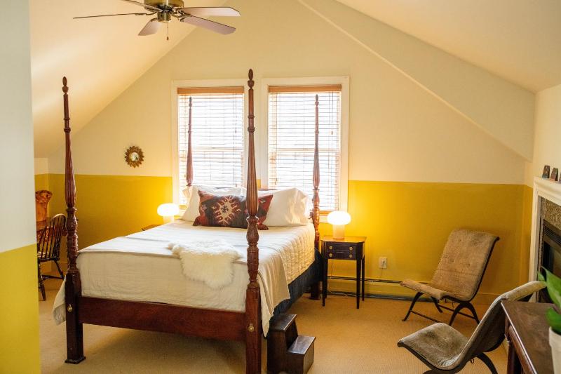 Queen Room with Balcony image 4
