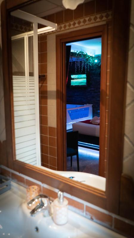 Suite with Hot Tub image 1