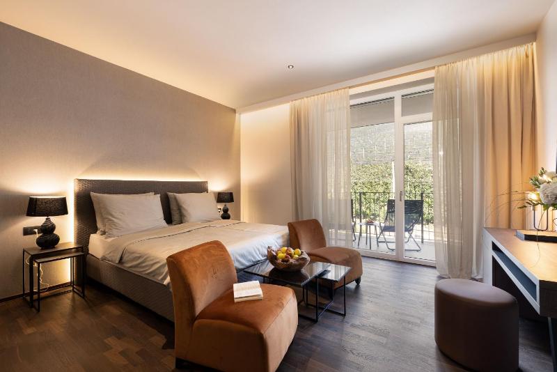 Deluxe Double Room with Extra Bed image 1
