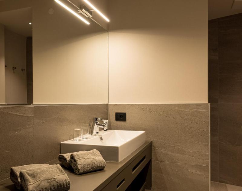 Deluxe Double Room with Extra Bed image 4