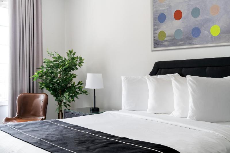 Deluxe Queen Room image 2