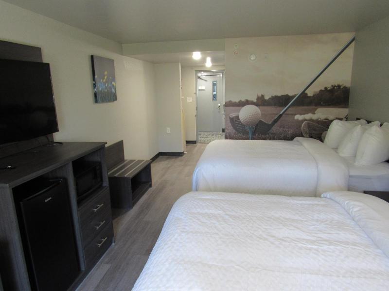 Double Room with Two Double Beds and Chair - Non-Smoking image 4
