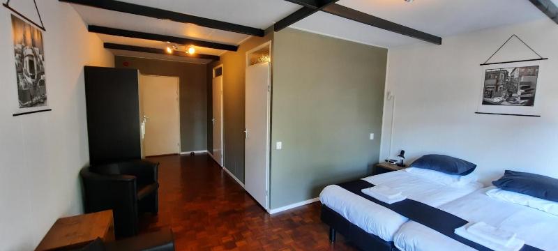 Family Room image 2