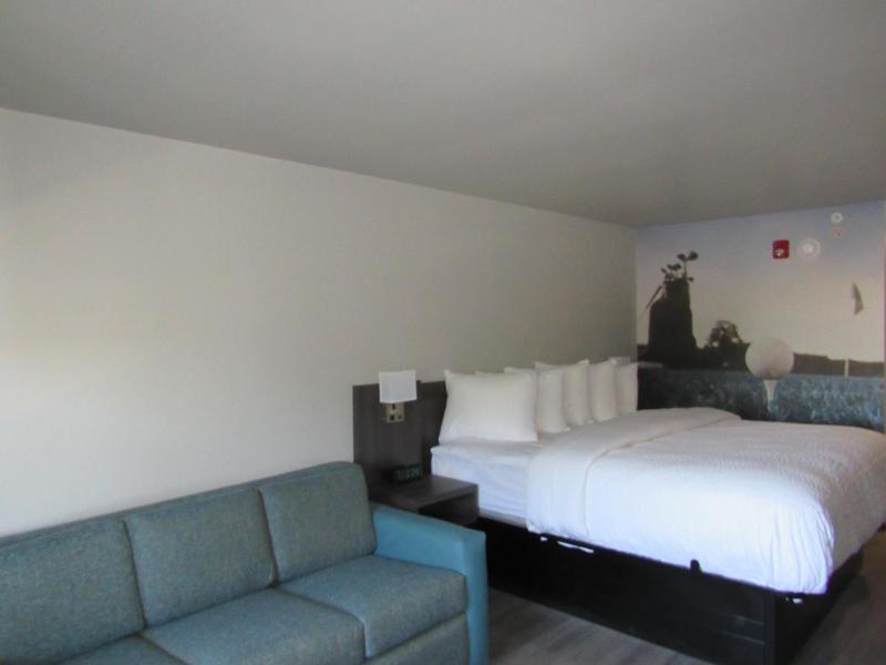 King Suite - Accessible/Non Smoking image 4