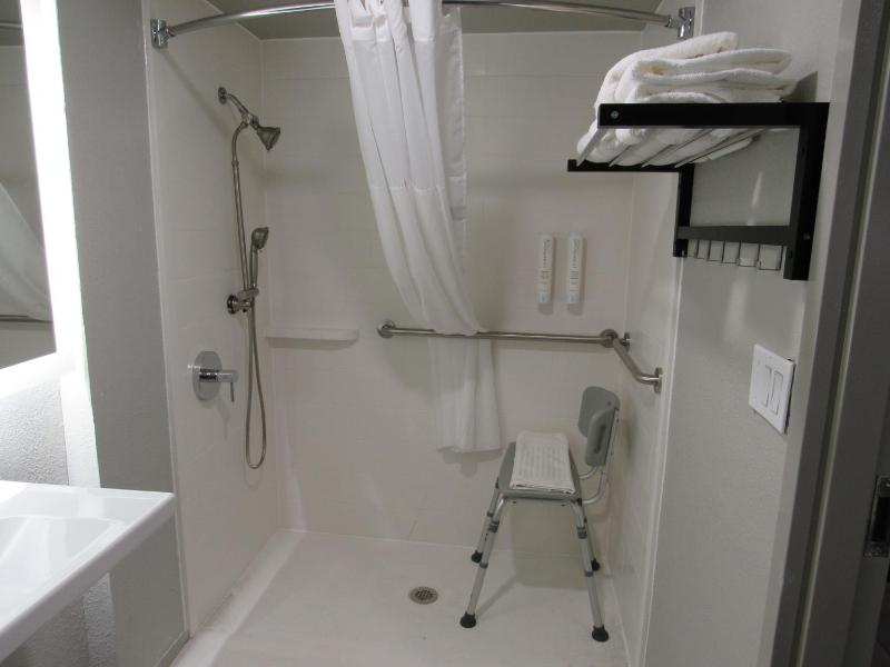 Double Room with Two Double Beds and Chair - Accessible/Non Smoking image 4