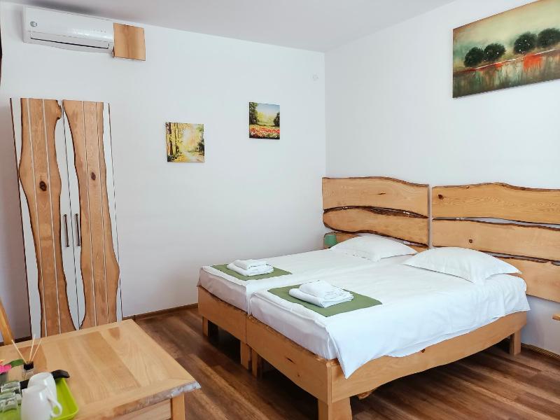 Twin Room image 4