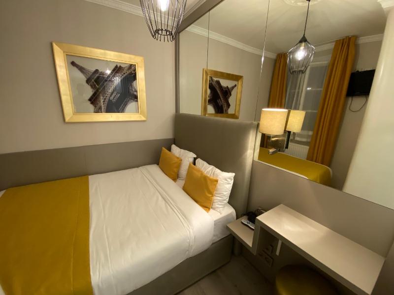 Standard Double Room image 3