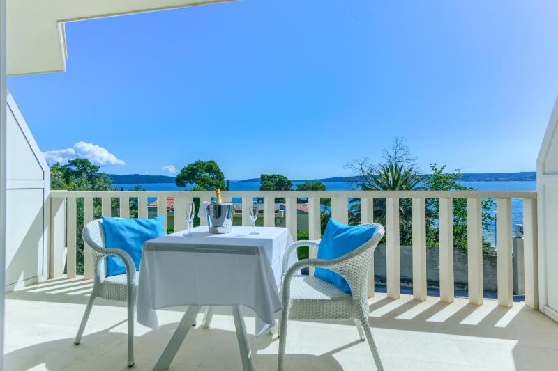 Deluxe Double Room with Balcony and Sea View image 4