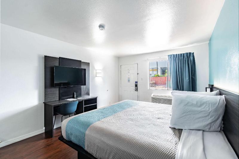King Room - Non-Smoking image 3