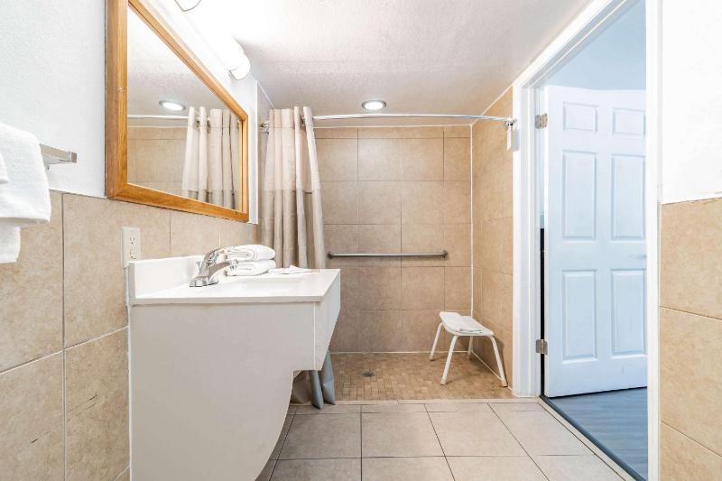 King Room with Roll-in Shower - Disability Access - Non-Smoking image 2
