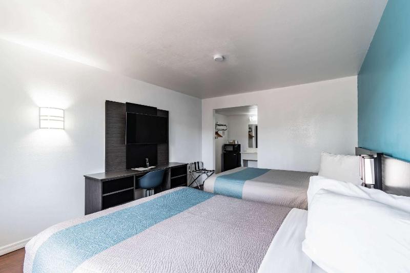 Queen Room with Two Queen Beds - Non-Smoking image 2