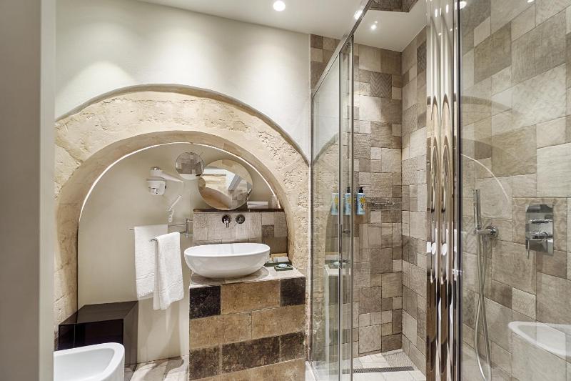 Queen Suite with Spa Bath image 3