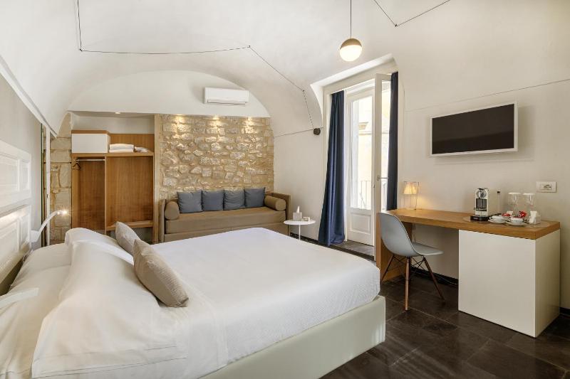 Junior Suite with Balcony image 3