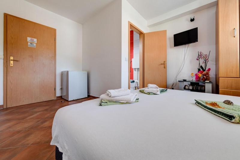 Double Room image 3