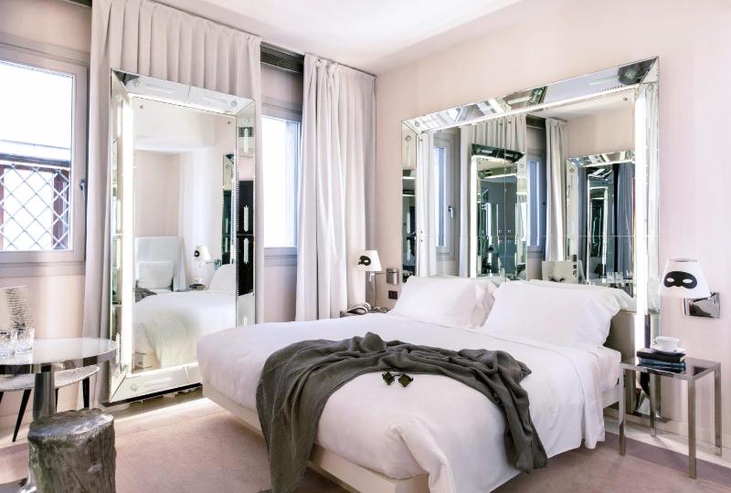 Superior Double Room image 3