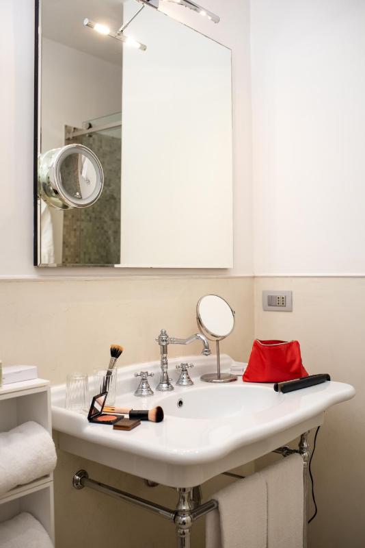 Deluxe Double Room image 2