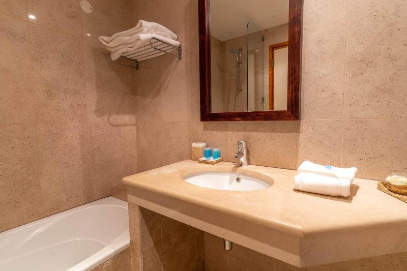 Single Room with City View image 3