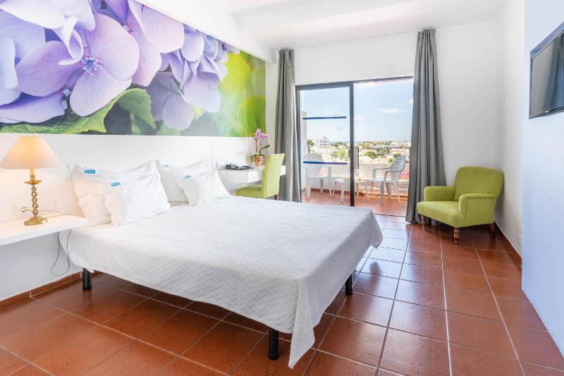 Twin Room with Pool View image 4