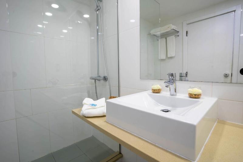 Triple Room Pool View image 2