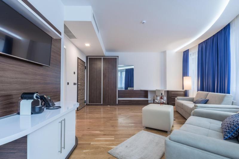 Family Suite with Free Parking image 3