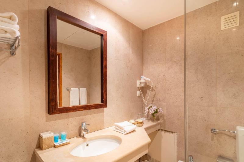 Single Room with City View image 2