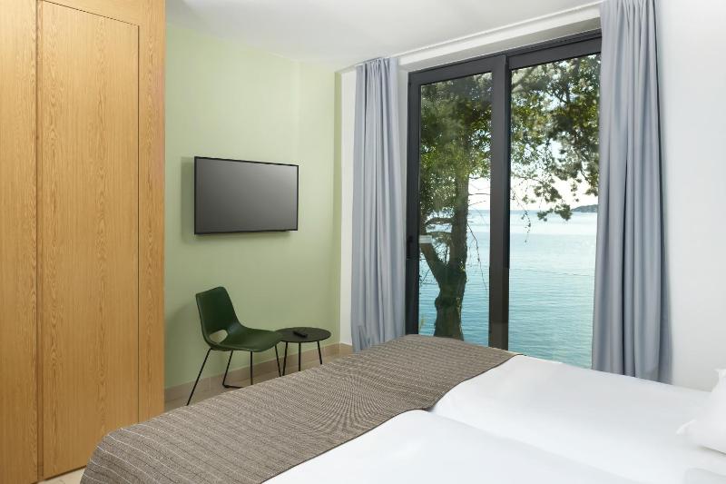 Detached Villa - Premium Beachfront Apartment image 4