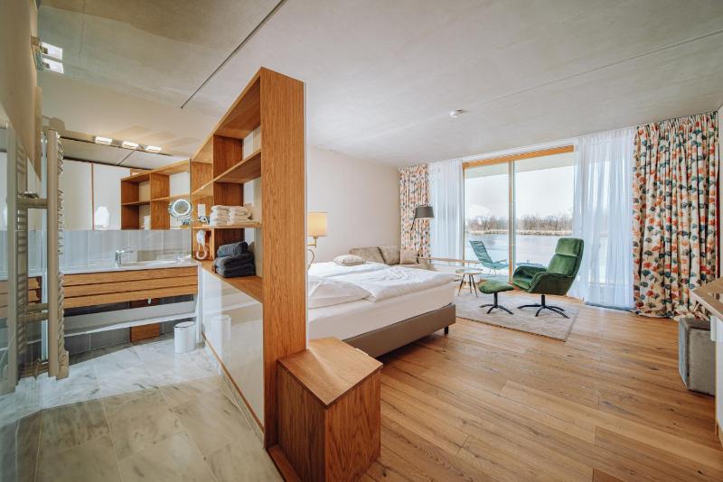 Deluxe Double Room with Balcony image 4