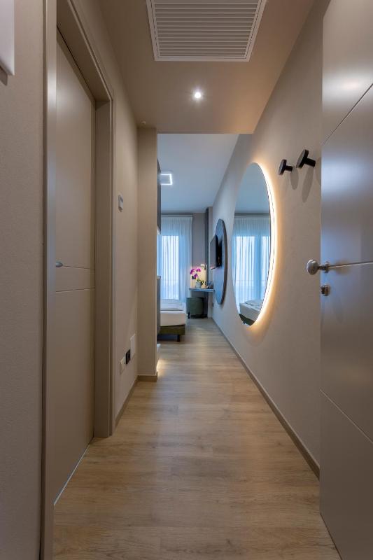 Deluxe Double Room with Balcony and Lake View image 3