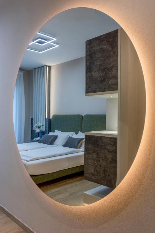 Deluxe Double Room with Balcony and Lake View image 2