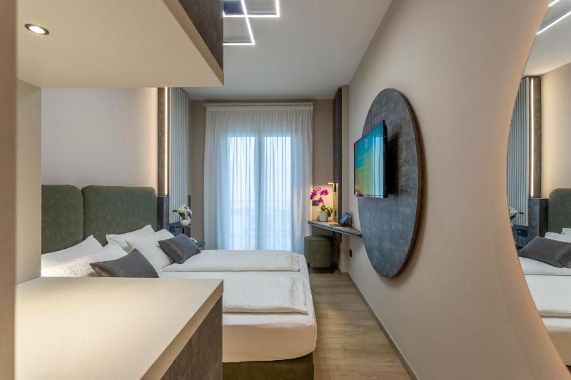 Deluxe Double Room with Balcony and Lake View image 4