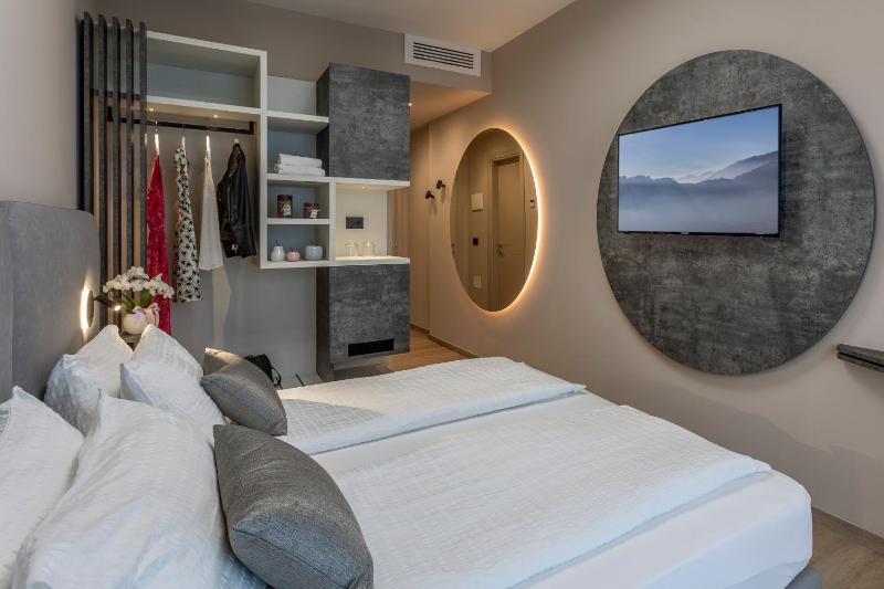 Superior Double Room with Balcony and Lake View image 1