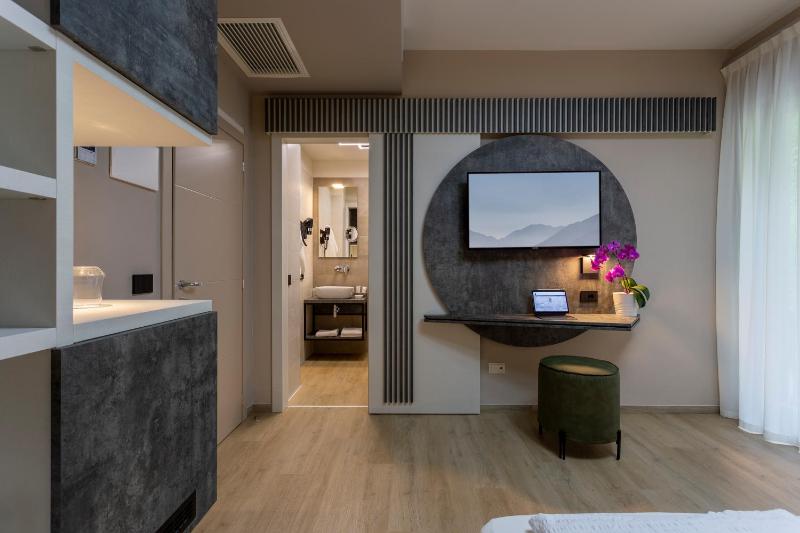 Superior Double Room with Balcony and Mountain View image 4