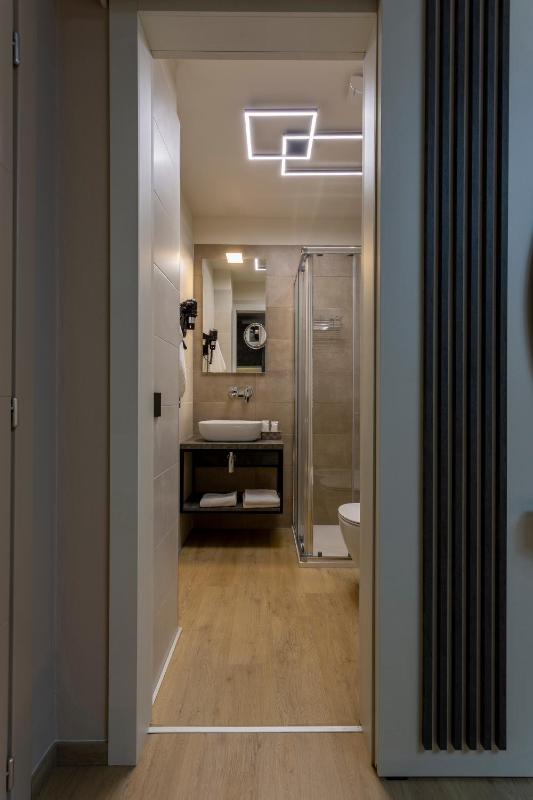 Superior Double Room with Balcony and Mountain View image 3