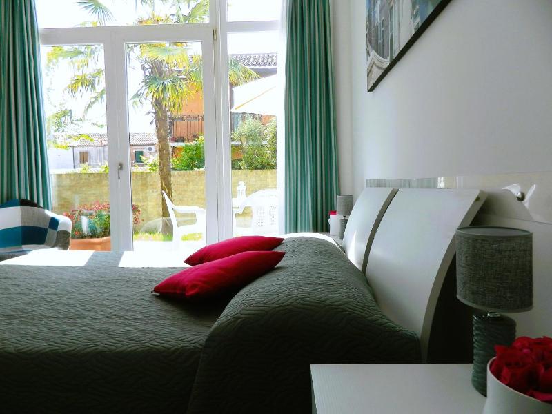 Double Room image 3