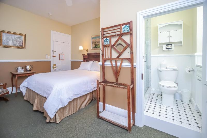 Deluxe Queen Room image 4