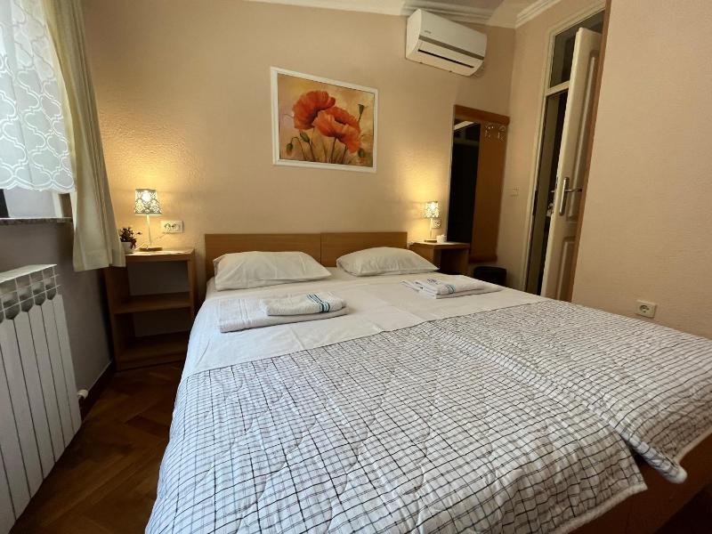 Standard Double Room with Shared Bathroom image 3