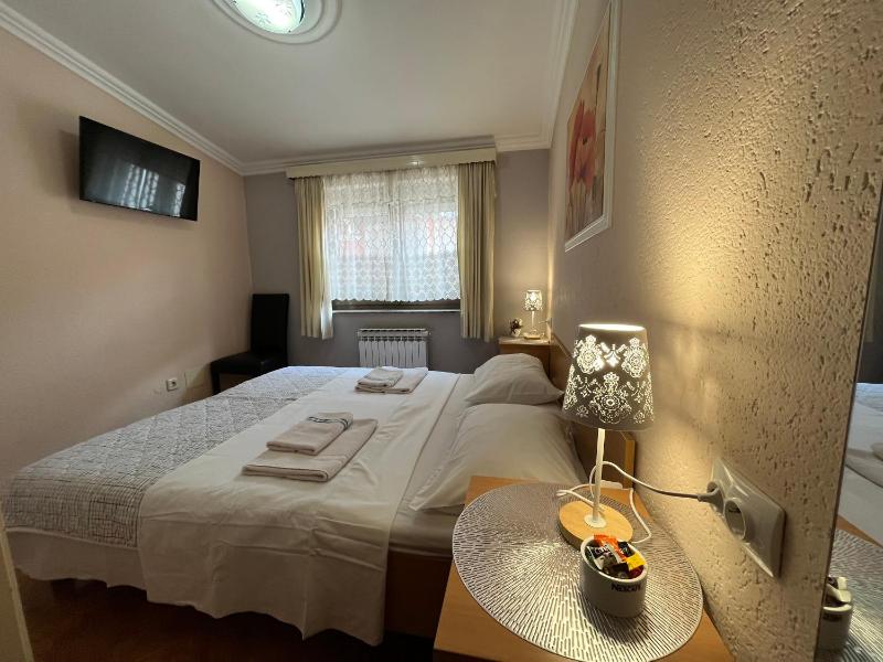 Standard Double Room with Shared Bathroom image 4