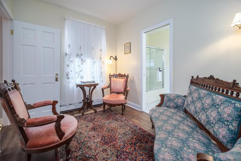 Deluxe King Room image 3