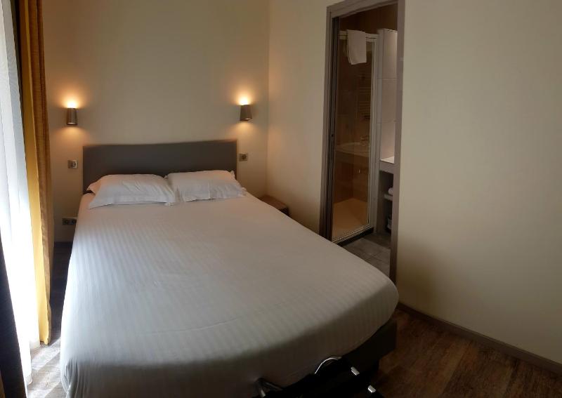 Small Double Room image 4