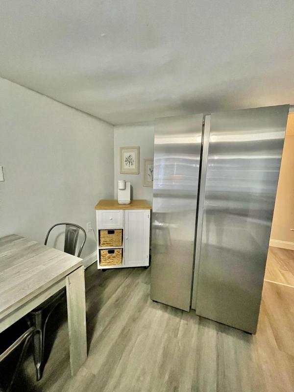 One-Bedroom Apartment image 4