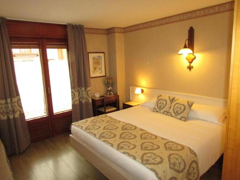 Deluxe Double or Twin Room image 2