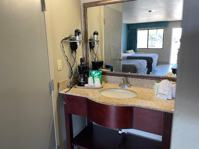 Queen Room with Two Queen Beds - Non-Smoking image 3