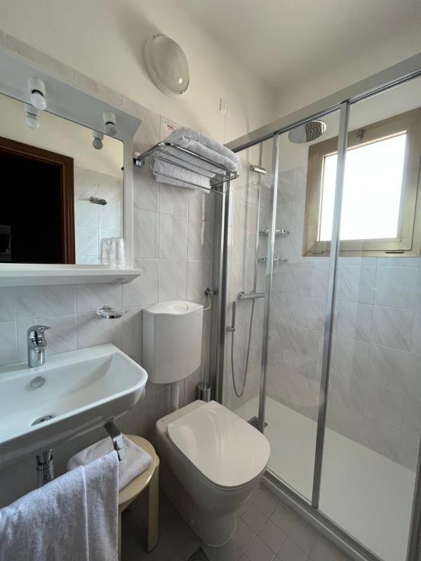 Double Room with Balcony image 4