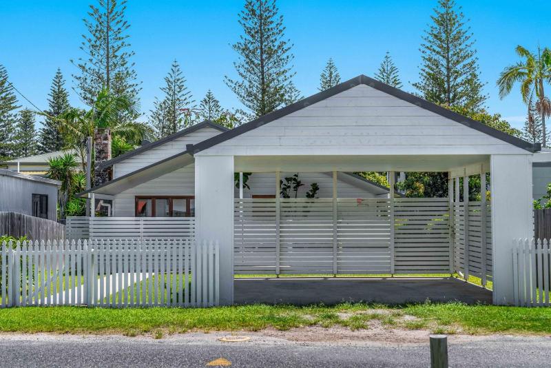 High Three - Charming Beachside Retreat in the Heart of Yamba - Holiday Yamba - image 2