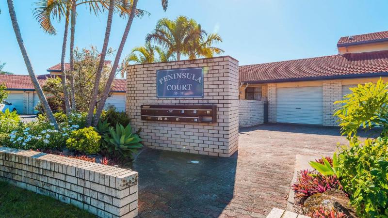 Peninsula Court Unit 1 - Waterfront Holiday Apartment with Pool & River Views - Holiday Yamba - image 2