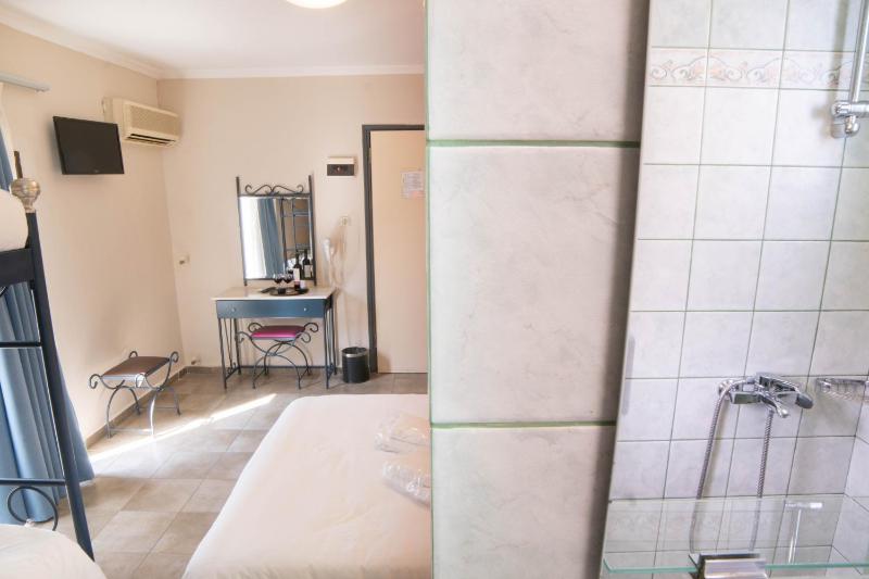 Family Room (2 Adults + 2 Children) image 2