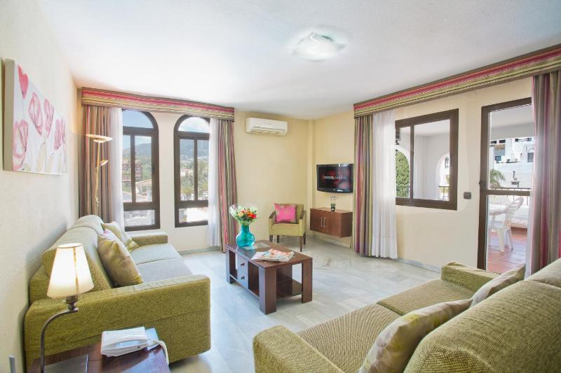 Superior One-Bedroom Apartment (1-4 Adults) image 3