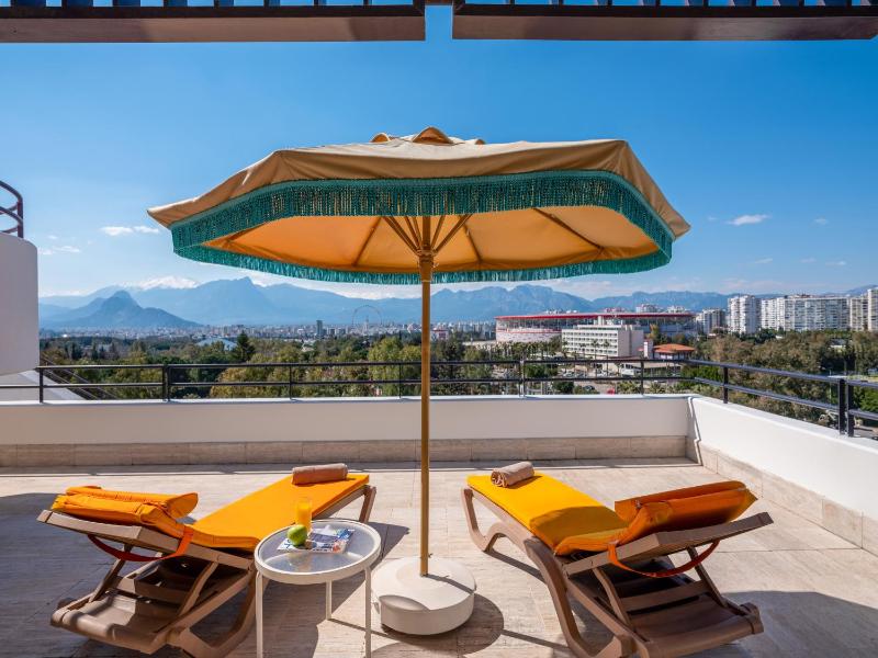 Family King Bed Suite with Two Twin Beds, Terrace and City View image 4