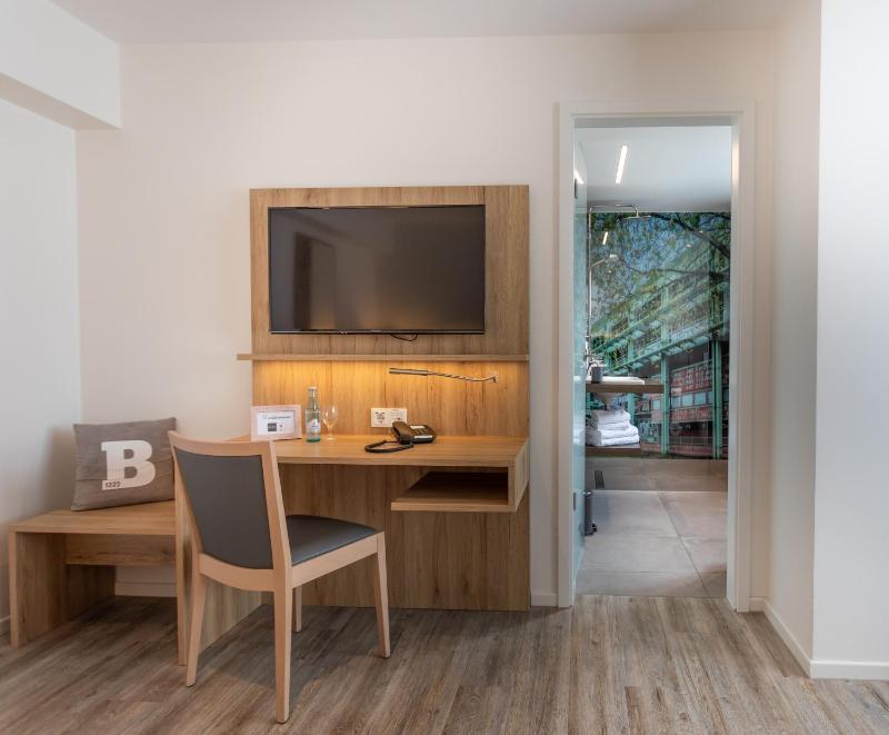 Standard Double Room image 3